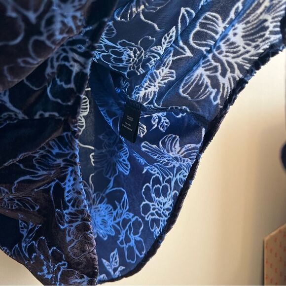 ✨ Torrid Black Blue Floral Velvet Button Up Shirt 1X - Picture 10 of 13